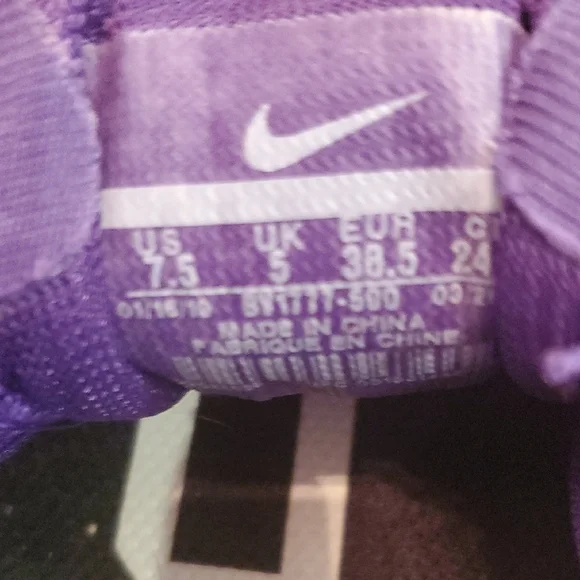 Nike Purple and White Athletic Shoes for Performance - Picture 6 of 7
